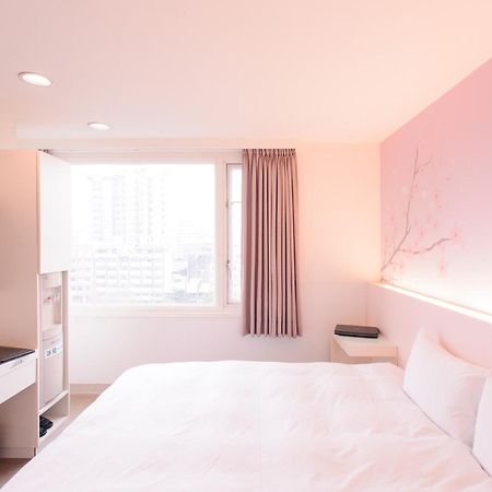 Kiwi Express Hotel - Zhong Zheng Branch Taichung Extérieur photo