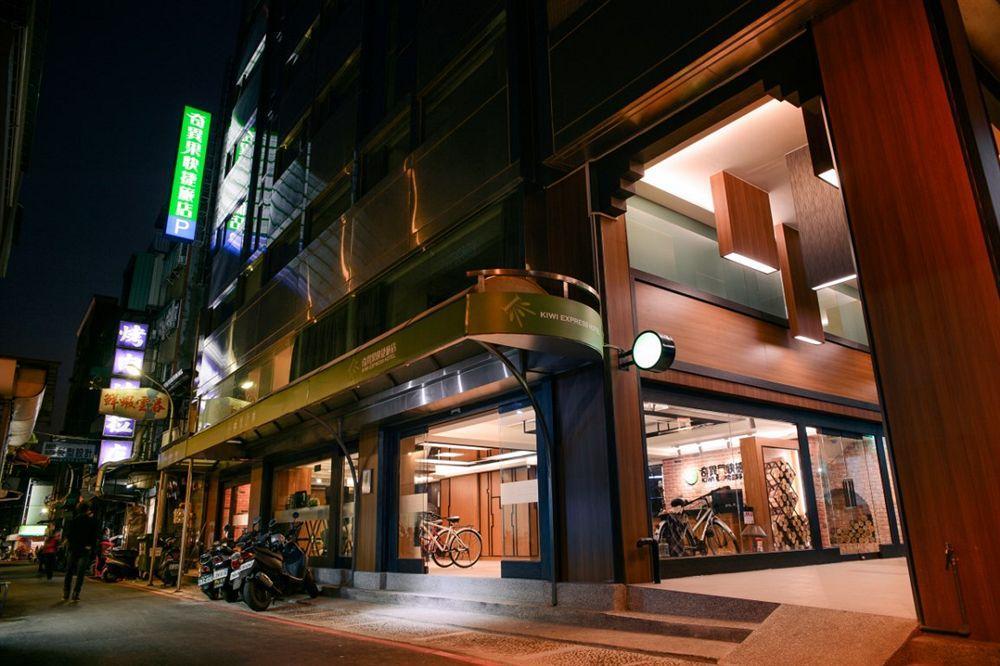 Kiwi Express Hotel - Zhong Zheng Branch Taichung Extérieur photo