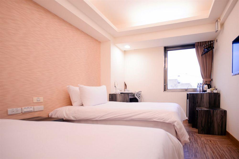 Kiwi Express Hotel - Zhong Zheng Branch Taichung Extérieur photo