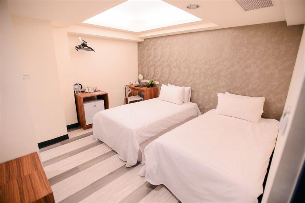 Kiwi Express Hotel - Zhong Zheng Branch Taichung Extérieur photo