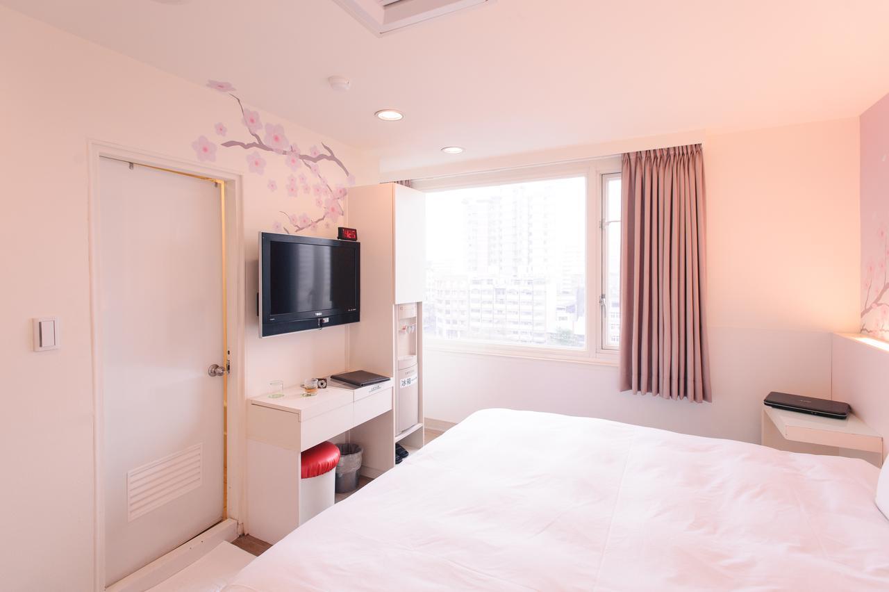 Kiwi Express Hotel - Zhong Zheng Branch Taichung Extérieur photo