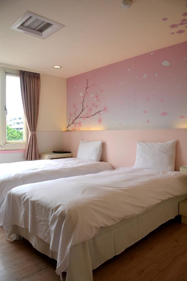 Kiwi Express Hotel - Zhong Zheng Branch Taichung Extérieur photo