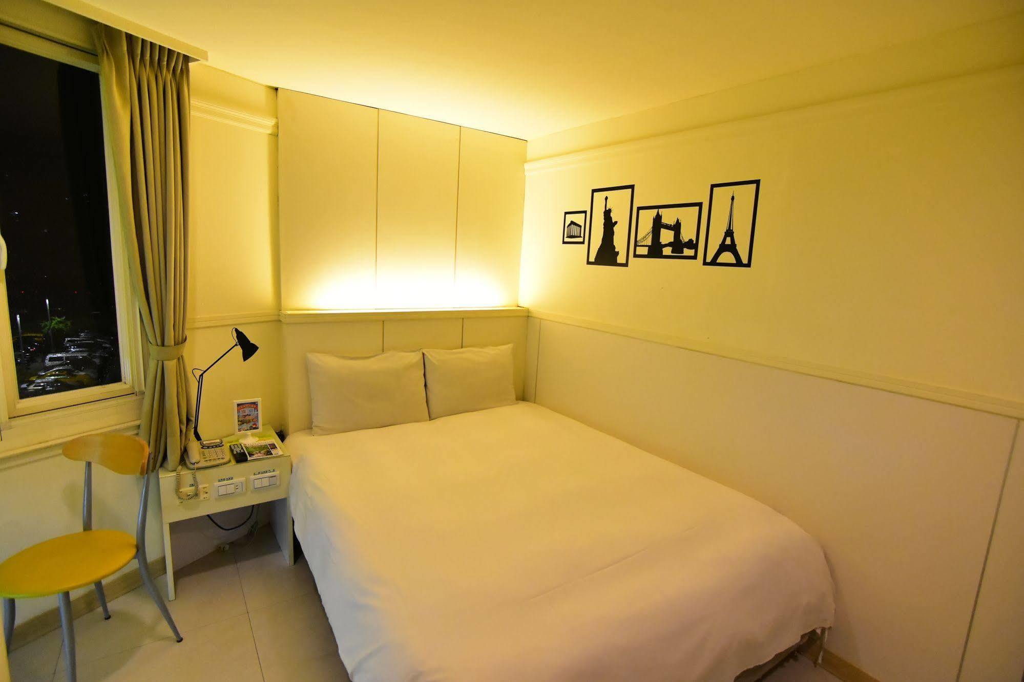 Kiwi Express Hotel - Zhong Zheng Branch Taichung Extérieur photo