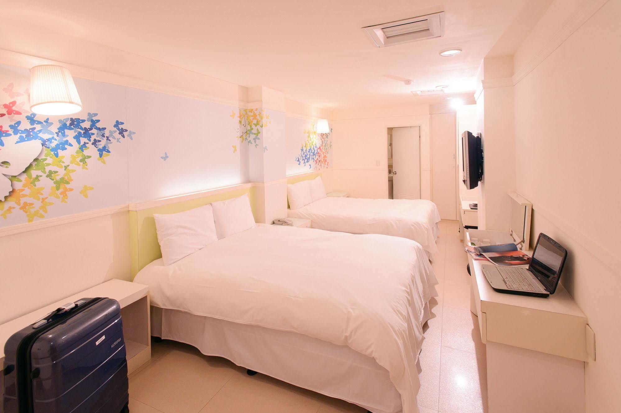 Kiwi Express Hotel - Zhong Zheng Branch Taichung Extérieur photo