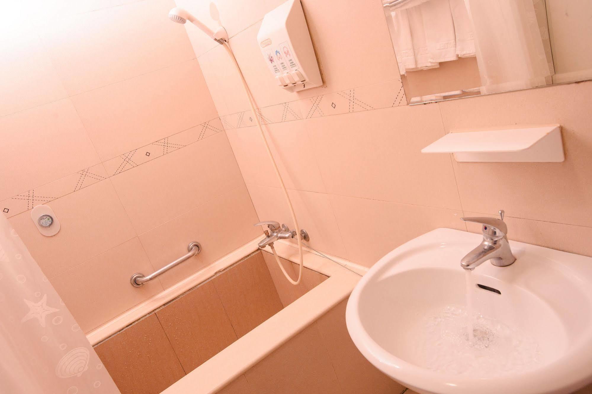 Kiwi Express Hotel - Zhong Zheng Branch Taichung Extérieur photo