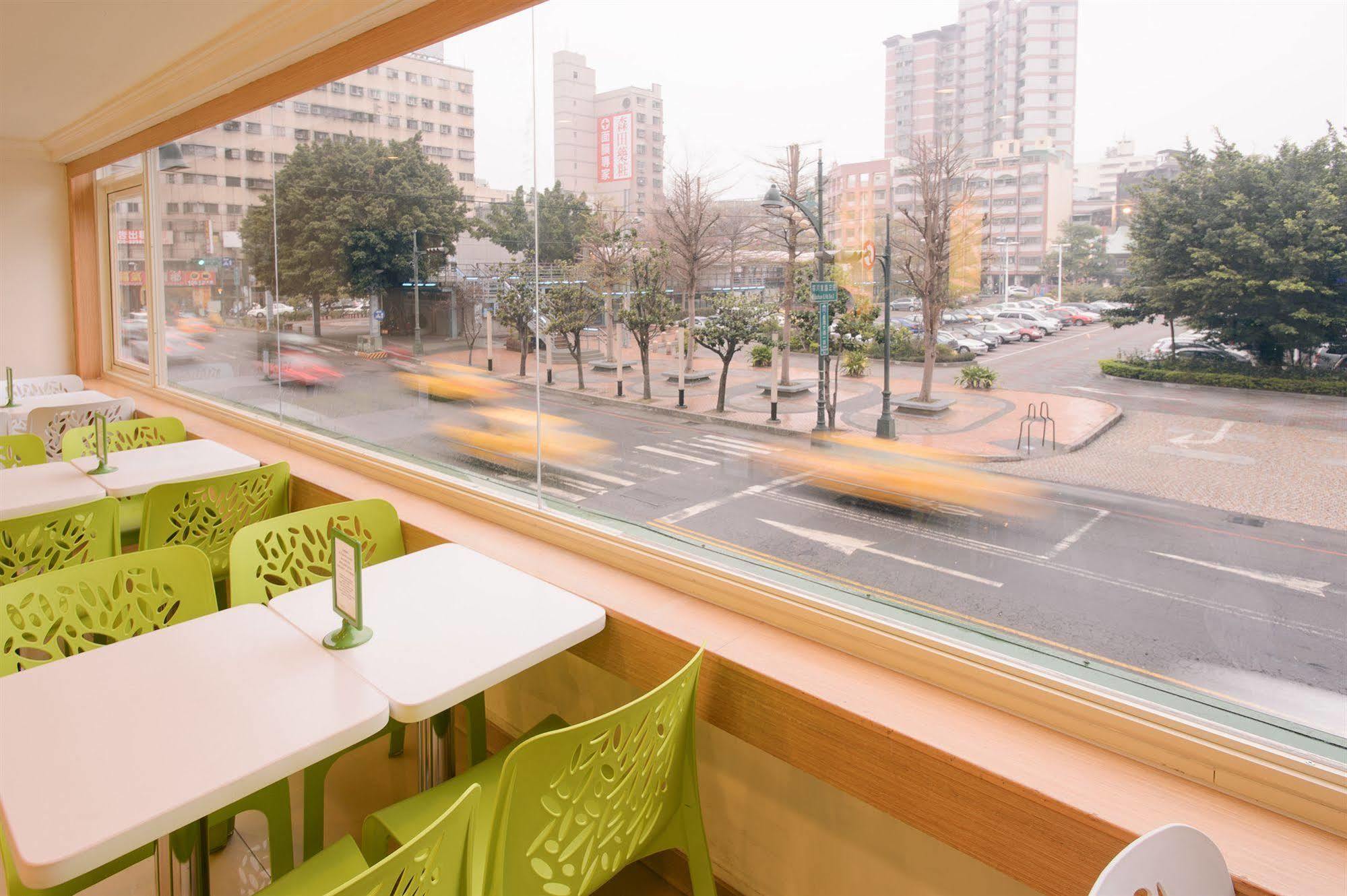 Kiwi Express Hotel - Zhong Zheng Branch Taichung Extérieur photo