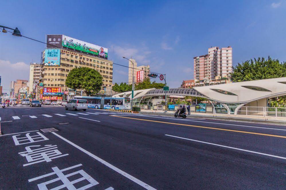 Kiwi Express Hotel - Zhong Zheng Branch Taichung Extérieur photo