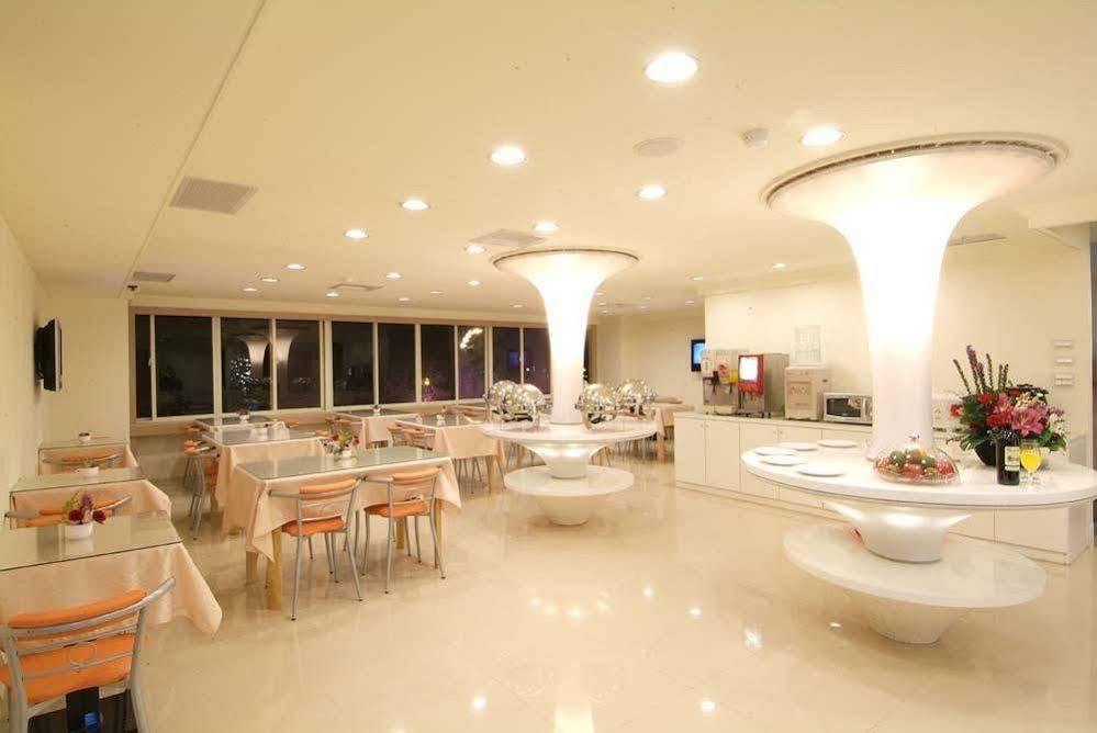 Kiwi Express Hotel - Zhong Zheng Branch Taichung Extérieur photo