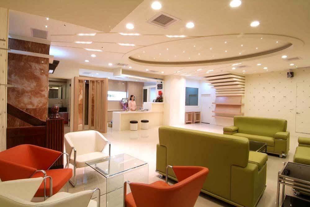 Kiwi Express Hotel - Zhong Zheng Branch Taichung Extérieur photo