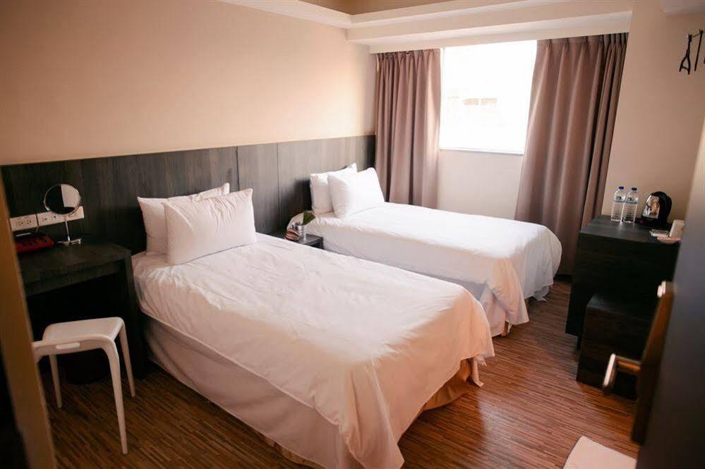 Kiwi Express Hotel - Zhong Zheng Branch Taichung Extérieur photo
